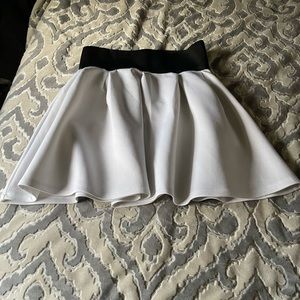 Rue 21 Sz:S white w/black waist band zipper back skirt good used condition